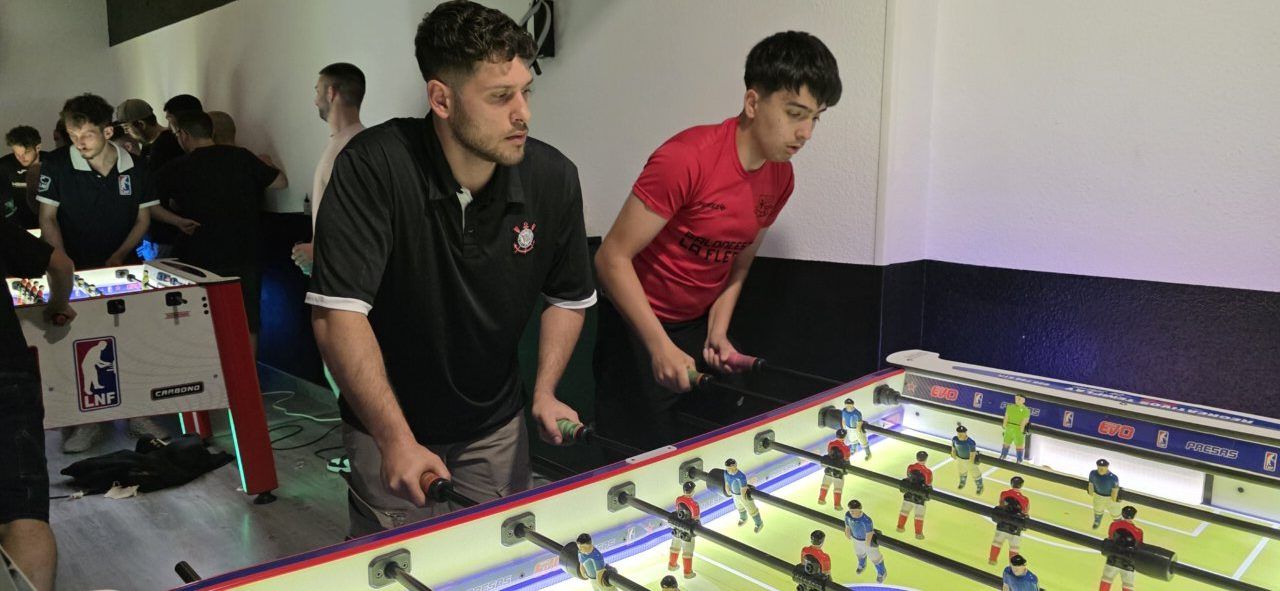 Jugadores compitiendo en un torneo de futbolín en Ponferrada