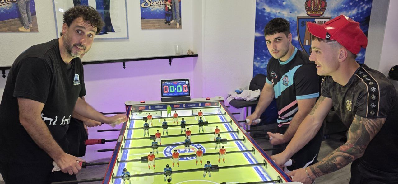 Jugadores compitiendo en un torneo de futbolín en Ponferrada