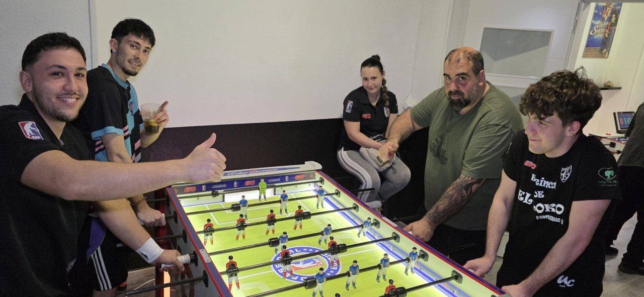 Jugadores de futbolín en el Bar Sueños durante el Open Ciudad de Ponferrada