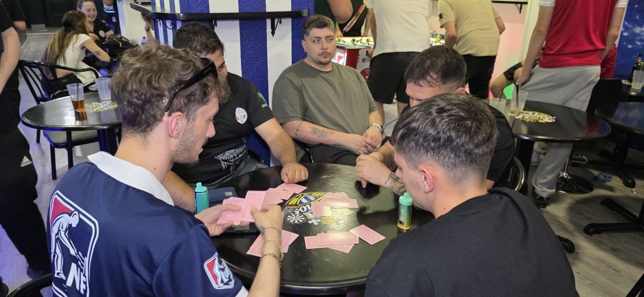 Jugadores compitiendo en el Open Ciudad de Ponferrada en el Bar Sueños