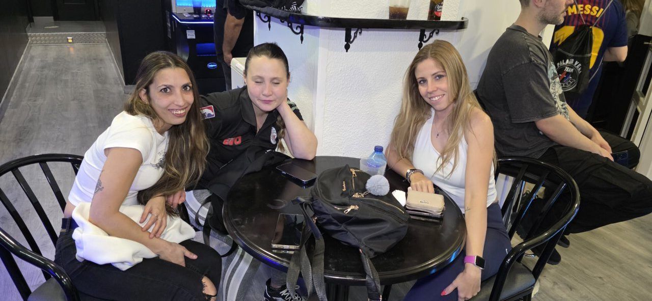 Tres personas sentadas en una mesa en el Bar Sueños durante el Open Ciudad de Ponferrada