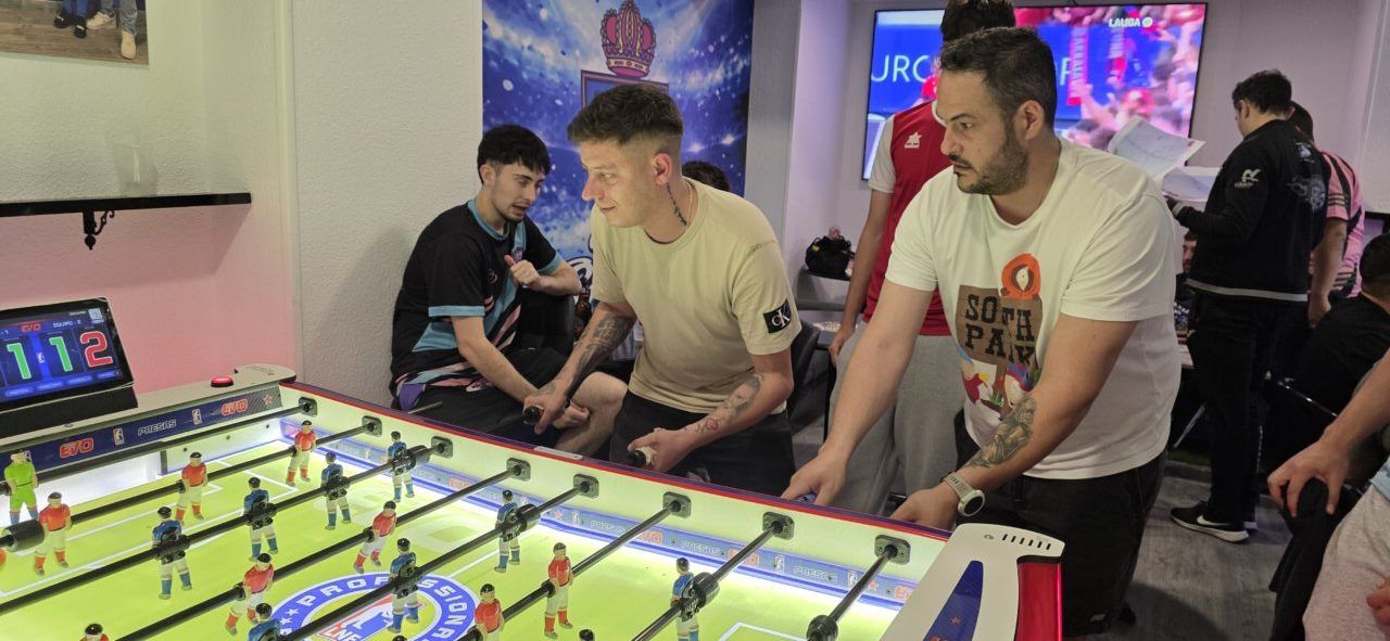 Jugadores compitiendo en un torneo de futbolín en Ponferrada