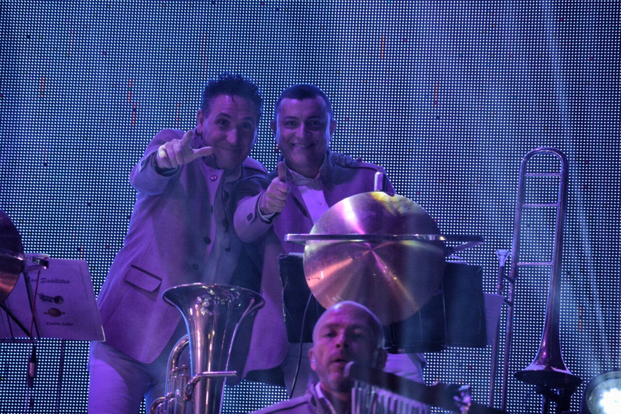 Músicos de la Orquesta Los Satélites durante su actuación en Cacabelos