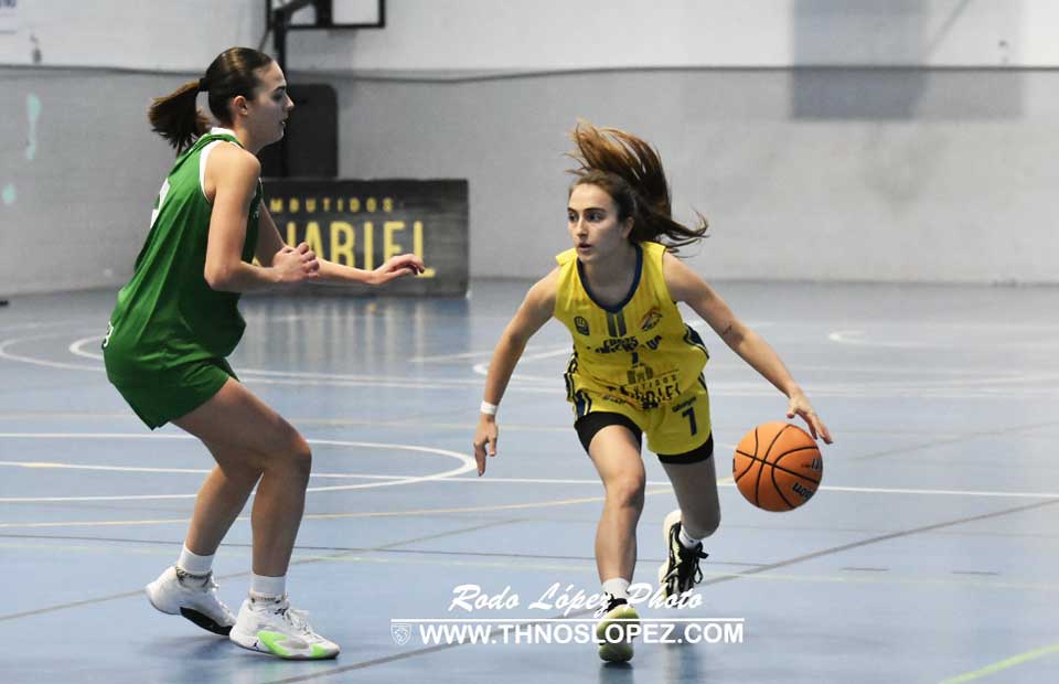 Jugadora del equipo Embutidos Pajariel en acción durante un partido de baloncesto