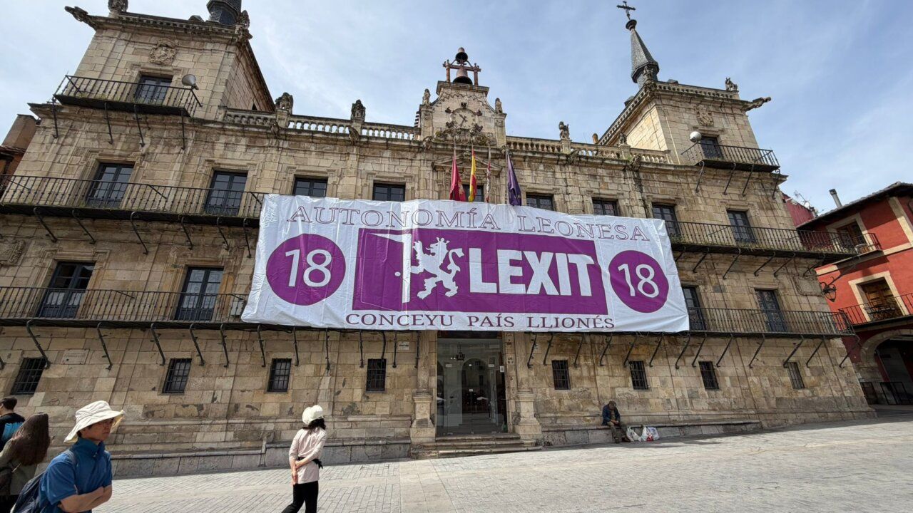 Pancarta LEXIT en el Ayuntamiento de León reclamando autonomía leonesa.