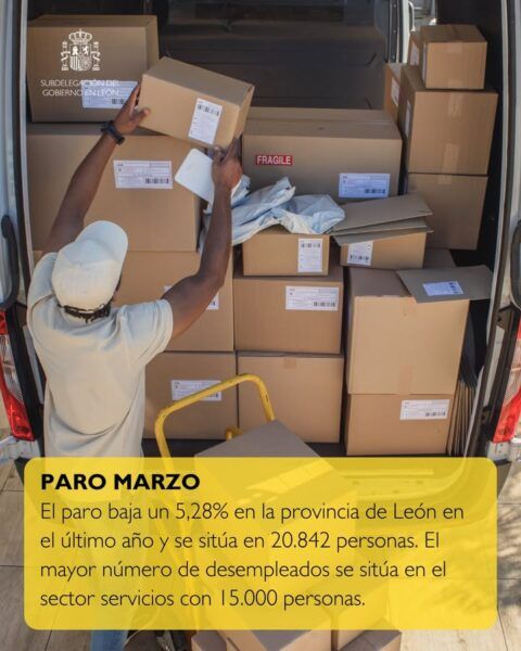 Persona organizando cajas en una furgoneta con información sobre desempleo