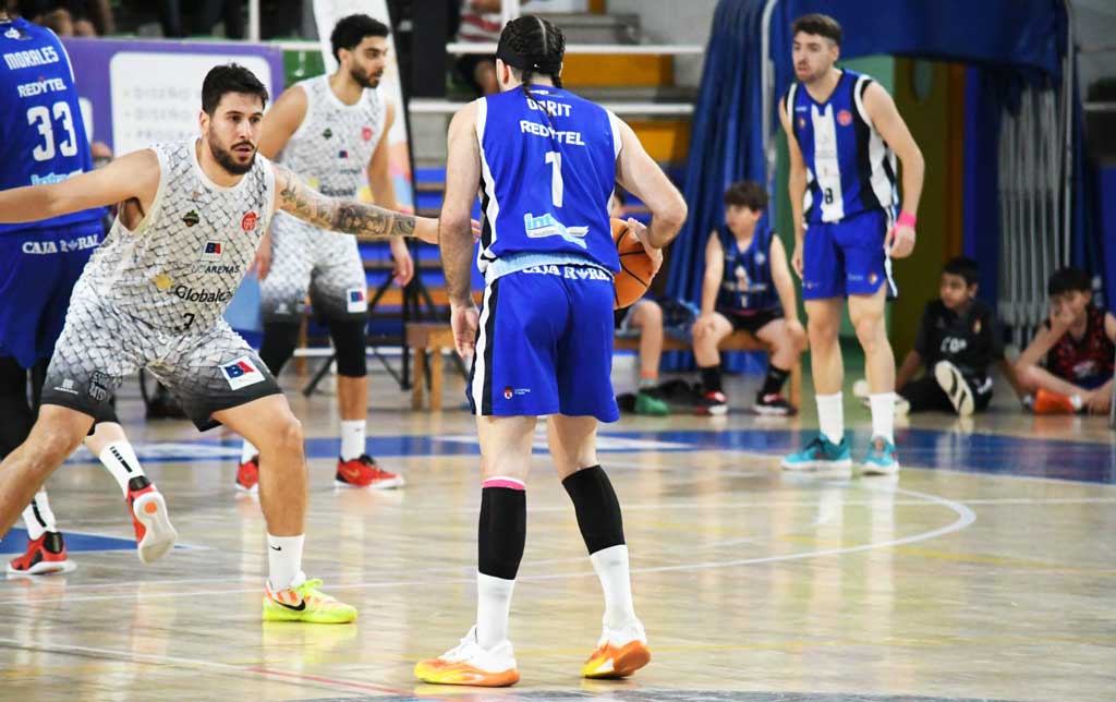 Jugadores de baloncesto en un partido en Ponferrada