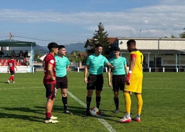 Jugadores y árbitros en el campo de fútbol antes del partido