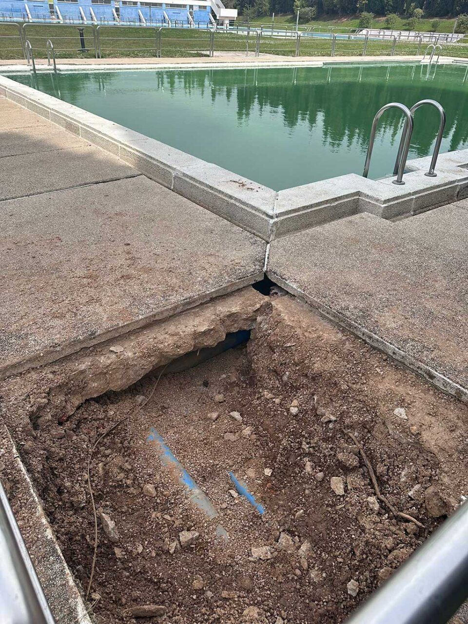 Vista de la piscina del Plantío con reparaciones en el perímetro