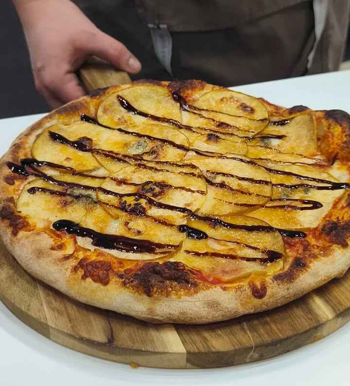 Pizza de la Pizzería La Nonna con ingredientes únicos y presentación atractiva