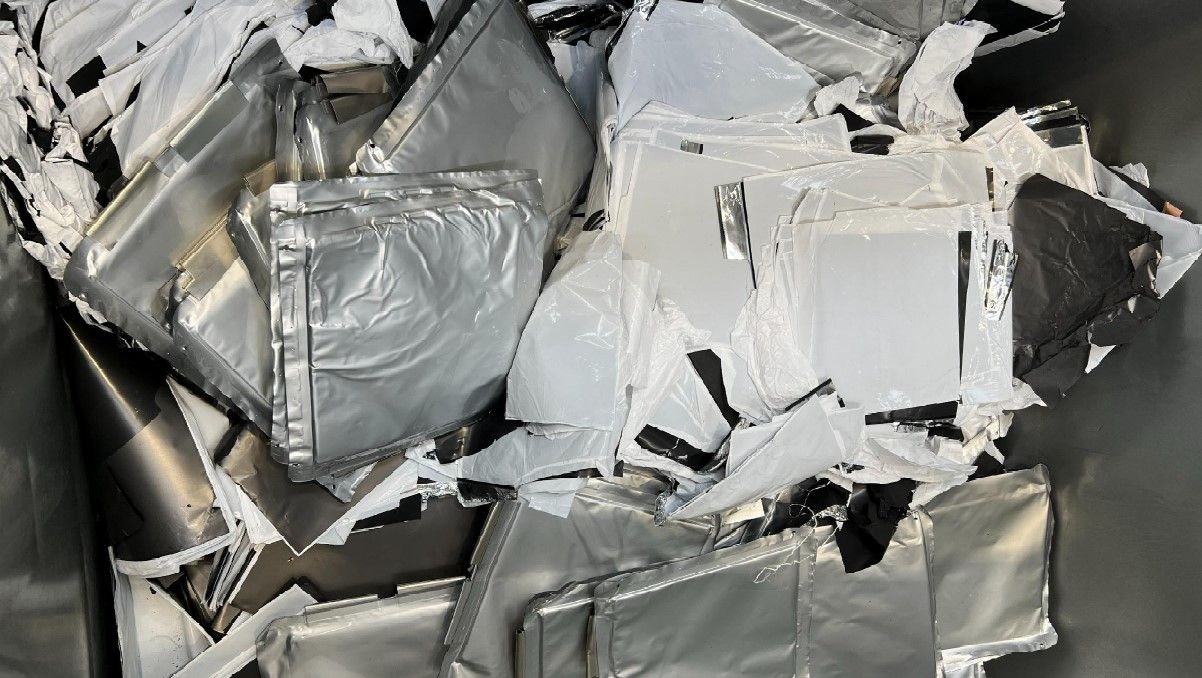 Contenedor con baterías de litio recicladas en proceso de tratamiento