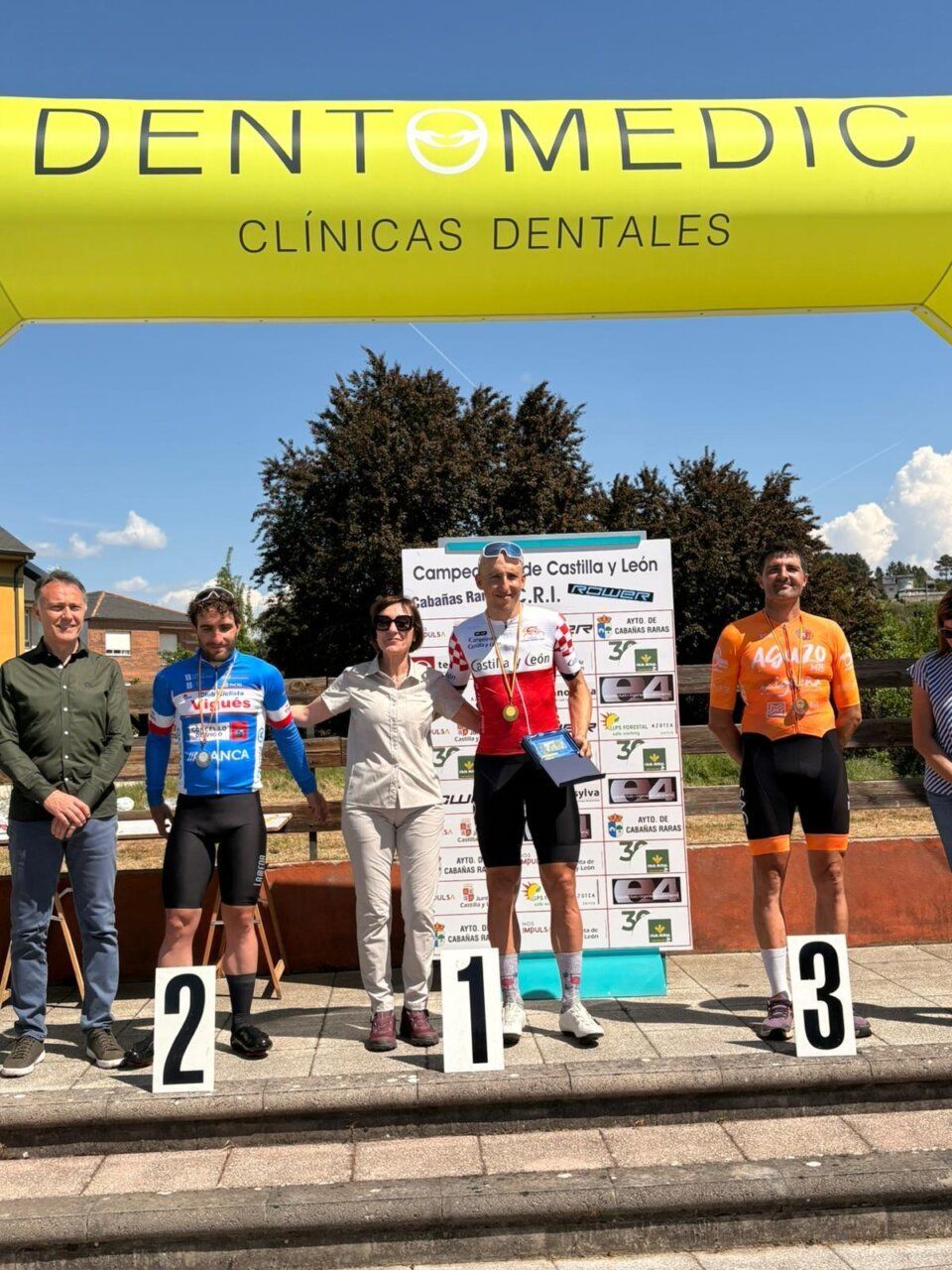 Podio de ciclistas en el Campeonato de Castilla y León en Cabañas Raras