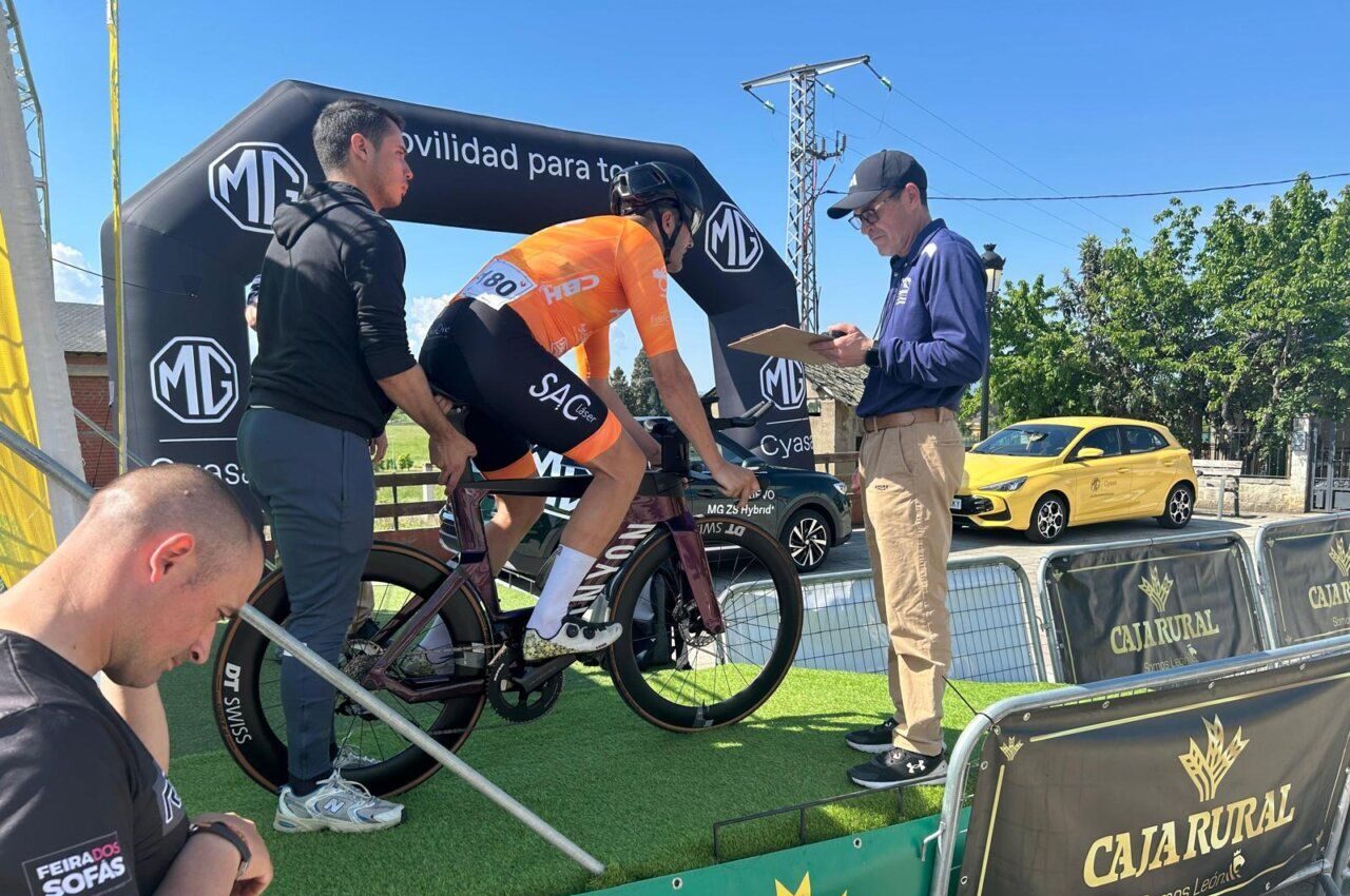 Ciclistas en la contrarreloj de Castilla y León durante los 101 Peregrinos