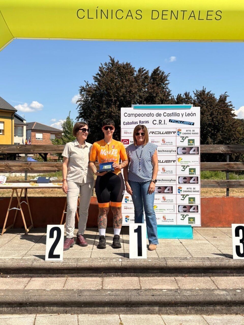 Tres ciclistas en el podio del Campeonato de Castilla y León en Cabañas Raras