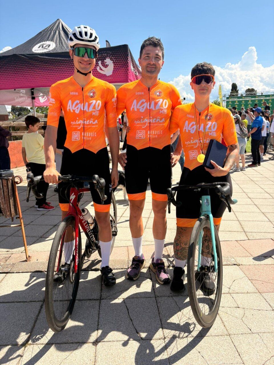Tres ciclistas en el podio de la prueba 101 Peregrinos y Transgalaica