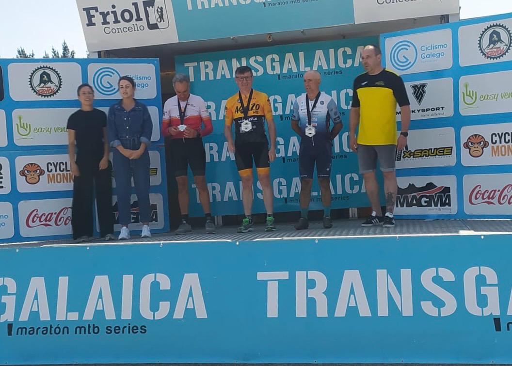 Podio de ciclistas en la prueba Transgalaica y 101 Peregrinos