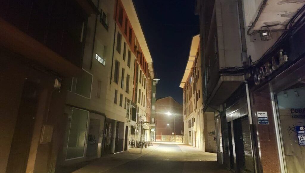 Vista de una calle en Ponferrada durante la noche
