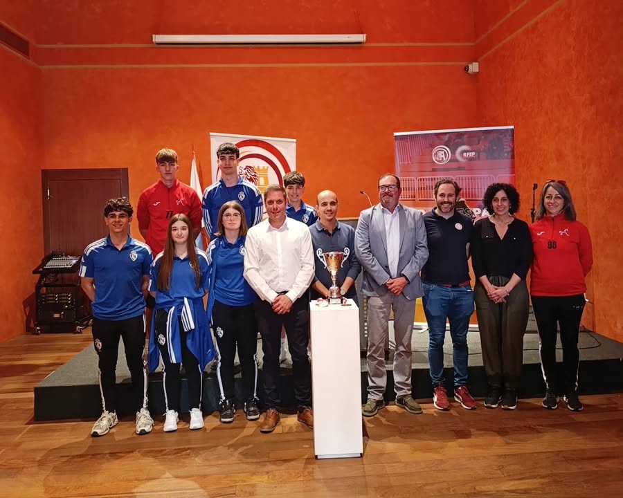 Equipo juvenil de hockey patines en Ponferrada durante el campeonato