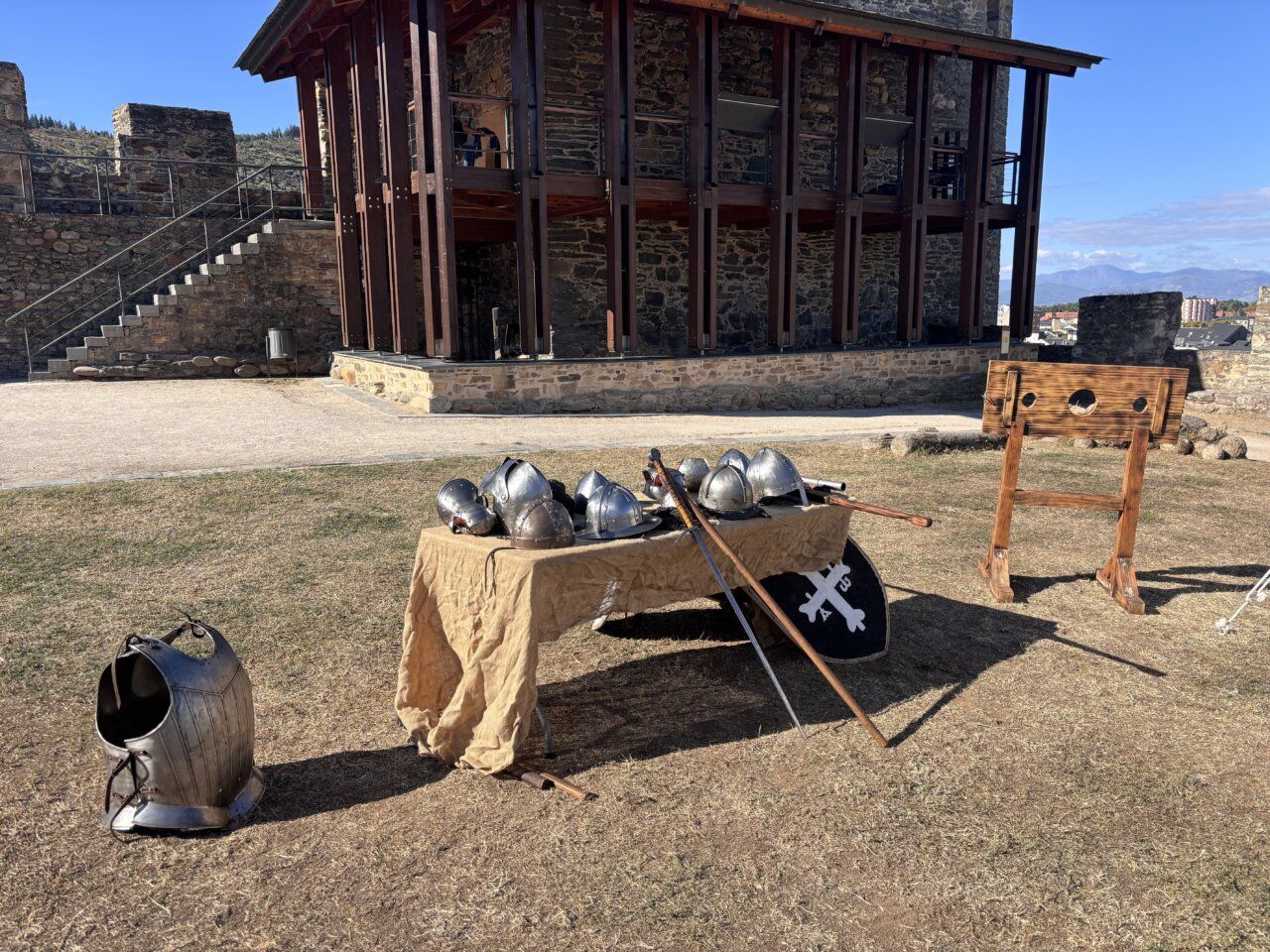 Mesa con armaduras y armas en el Castillo de Ponferrada