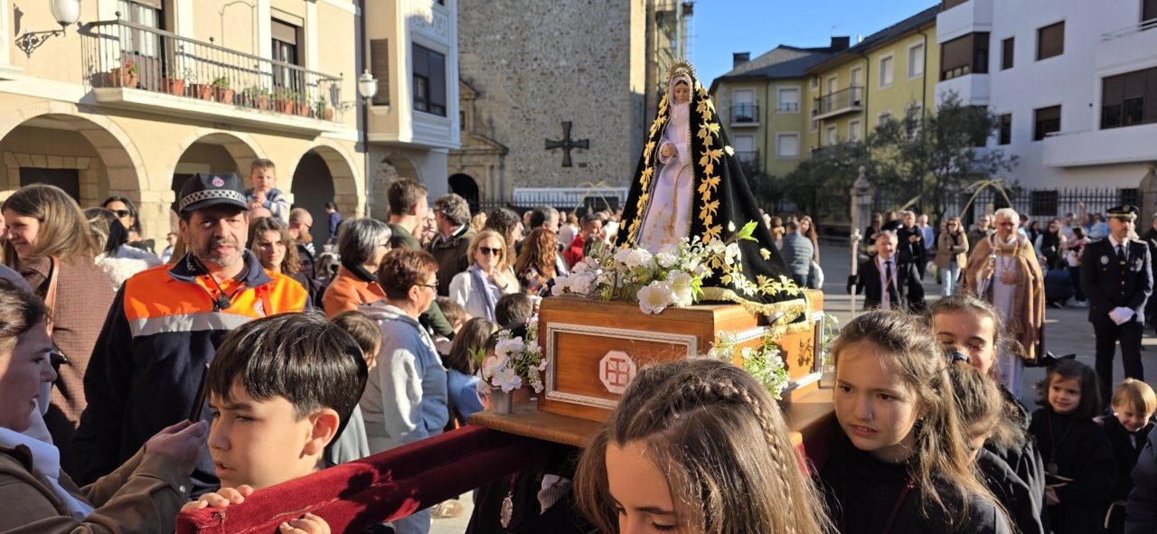 Procesión de Semana Santa en Ponferrada con una imagen religiosa