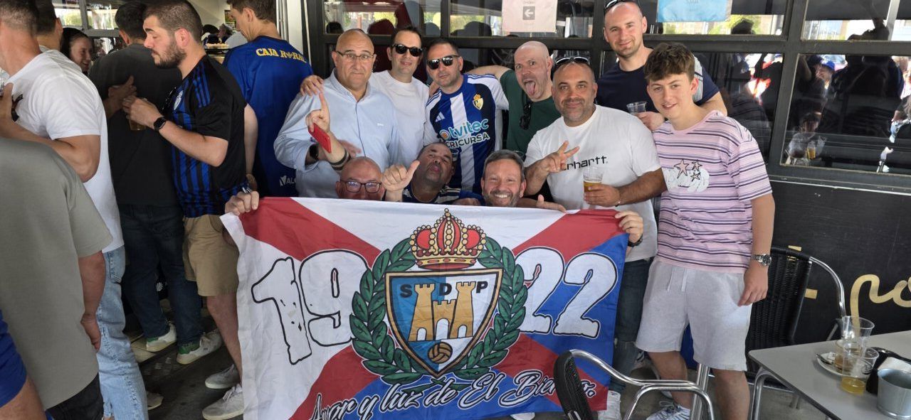 Aficionados de Ponferradina y Barakaldo en el Bar El Toralín
