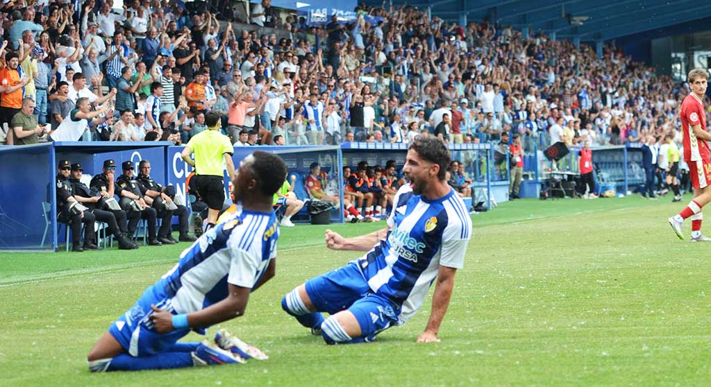 Jugadores de la Ponferradina celebrando un gol en el partido contra el Tenerife
