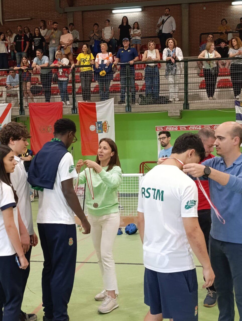 Entrega de medallas a jugadores de hockey juvenil en Ponferrada