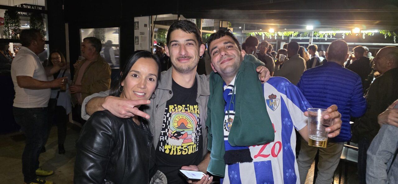Grupo de aficionados celebrando en un evento social