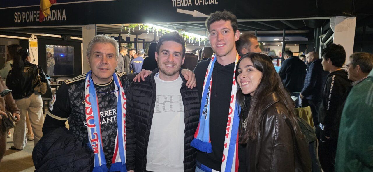 Grupo de aficionados de la Ponferradina en un evento deportivo