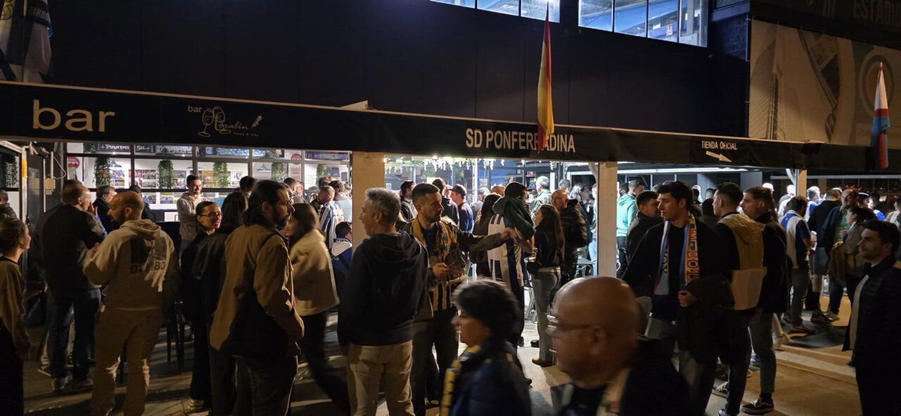 Multitud de personas en un bar de Ponferradina durante la noche