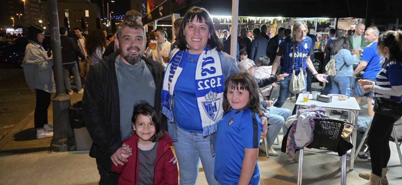 Familia posando en un evento de fútbol con camisetas del equipo
