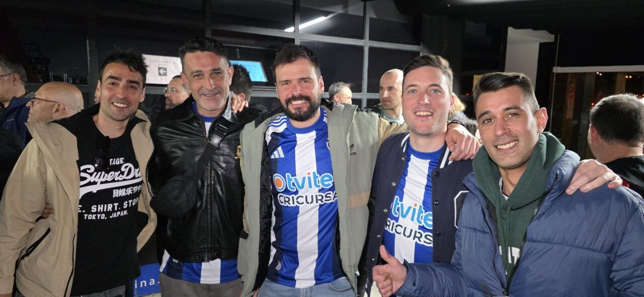 Grupo de aficionados de la Ponferradina celebrando juntos en un evento