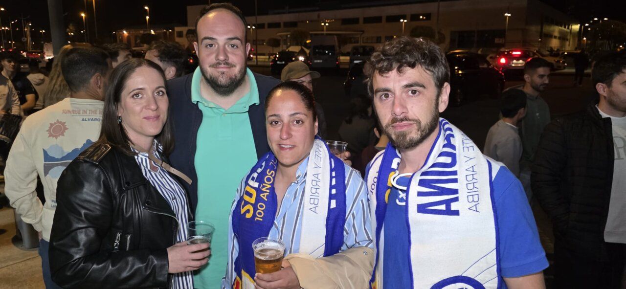 Grupo de aficionados de Ponferradina en una noche de partido