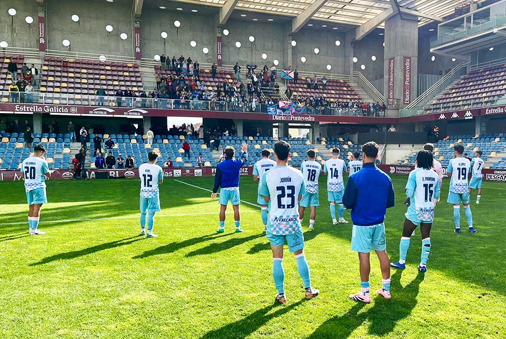 Jugadores del Pontevedra CF en el Estadio Municipal de Pasarón tras el partido