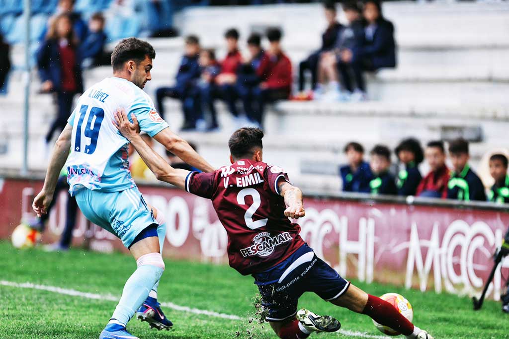 Jugadores de Pontevedra y Ponferradina en un partido de fútbol