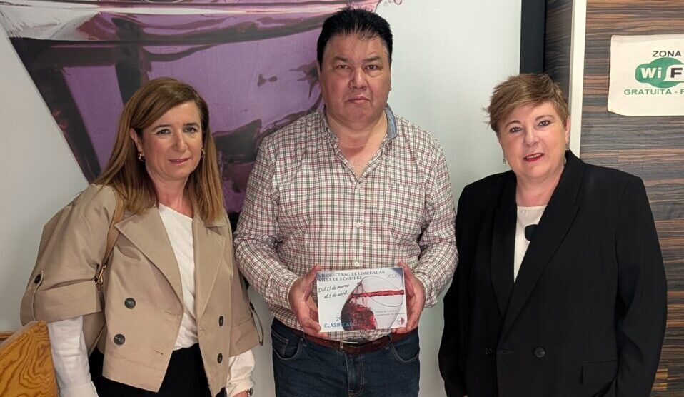 Ganador del VII Concurso de Limonadas sosteniendo un trofeo