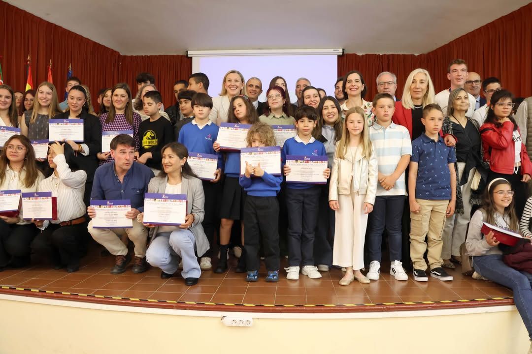 Grupo de estudiantes y autoridades en la entrega de premios del concurso escolar de seguridad y salud.