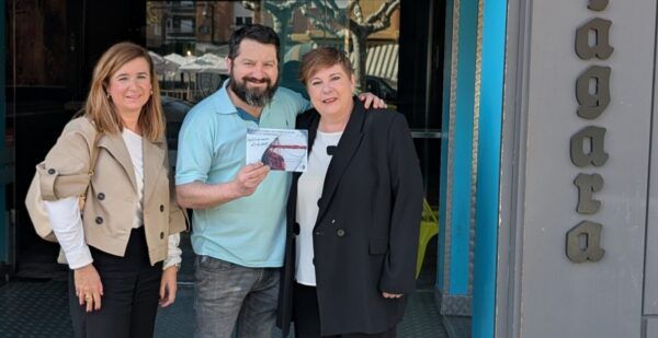 Ganadores del VII Concurso de Limonadas en Bembibre frente al Bar Niágara