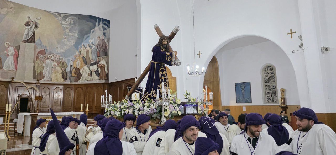 Participantes en la Procesión del Silencio en Ponferrada con un paso religioso.