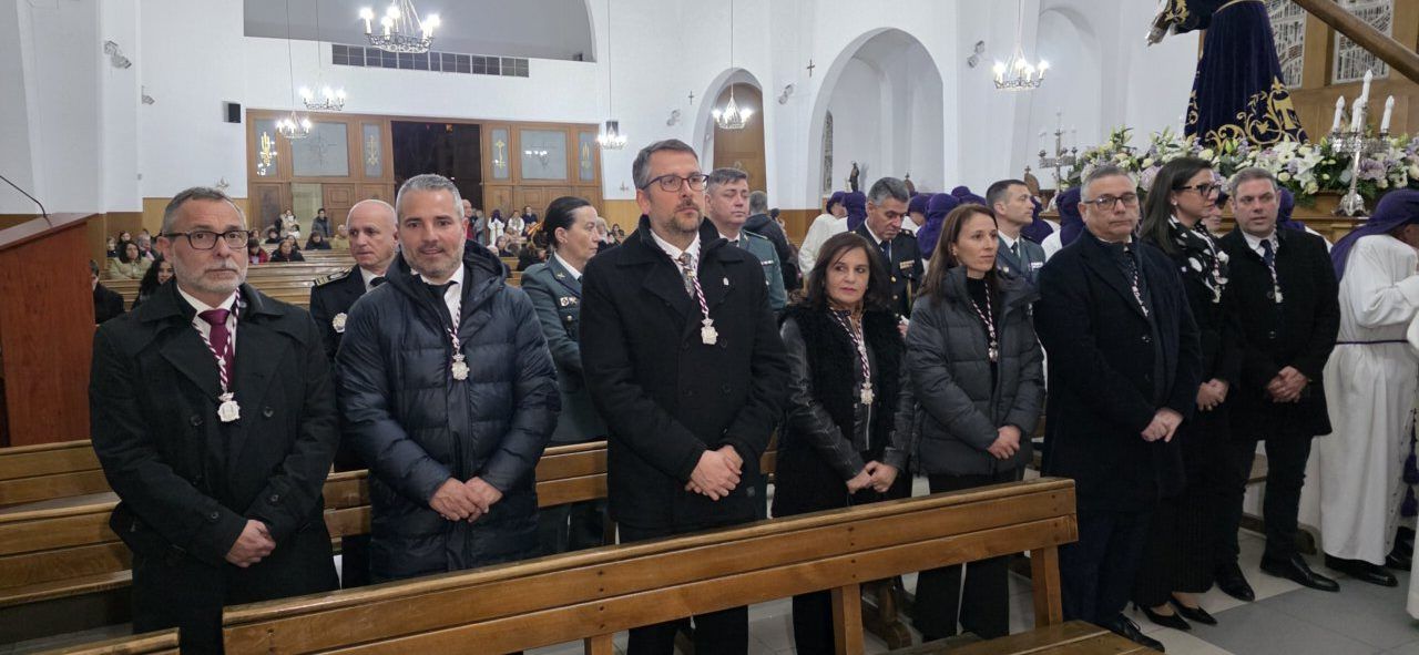 Participantes en la Procesión del Silencio en Ponferrada durante Semana Santa