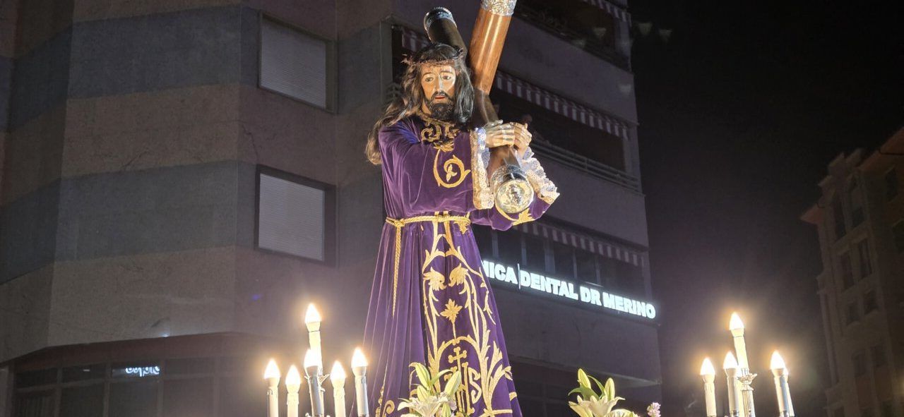 Imagen de la Procesión del Silencio en Ponferrada con figura religiosa