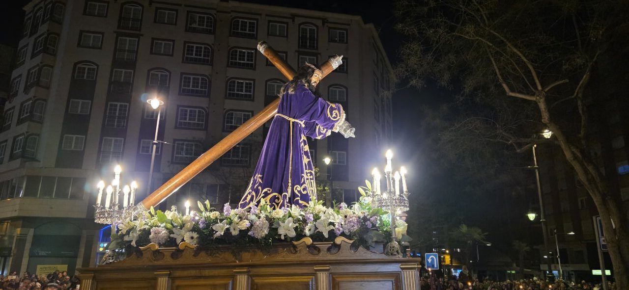 Imagen de la Procesión del Silencio en Ponferrada con un paso religioso