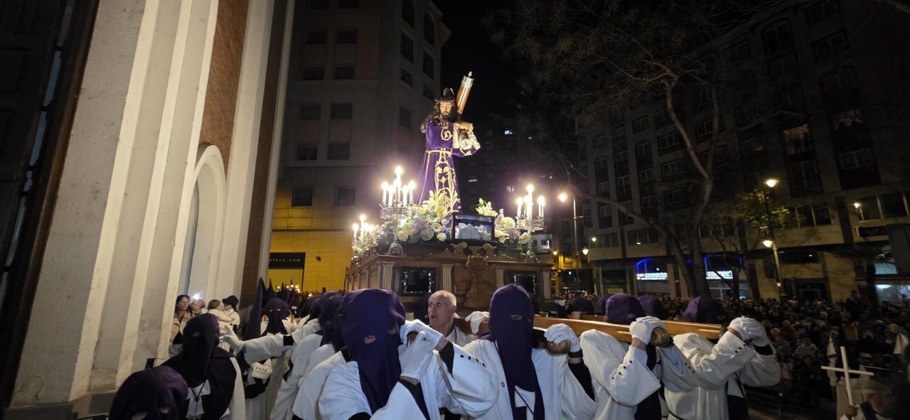 Participantes de la Procesión del Silencio en Ponferrada con un paso religioso