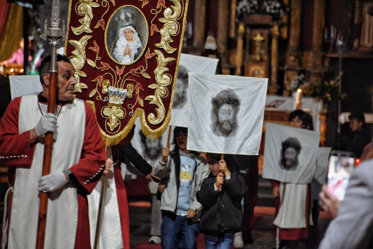 Participantes en la procesión de la Pasión en Carracedo del Monasterio