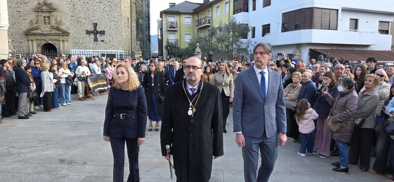 Multitud en la procesión de la Santa Cena con autoridades presentes