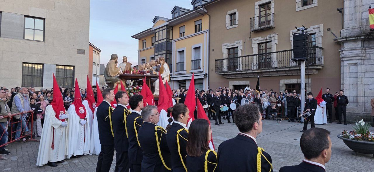 Procesión de la Santa Cena con figuras religiosas y asistentes.