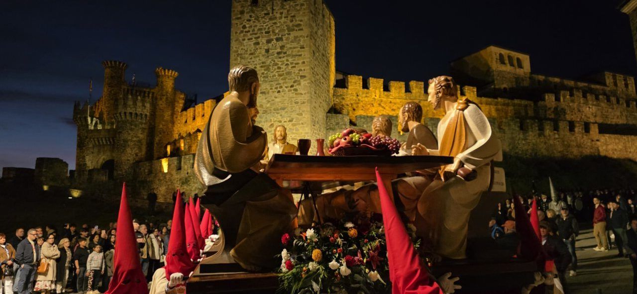 Procesión de la Santa Cena con figuras religiosas y castillo de fondo