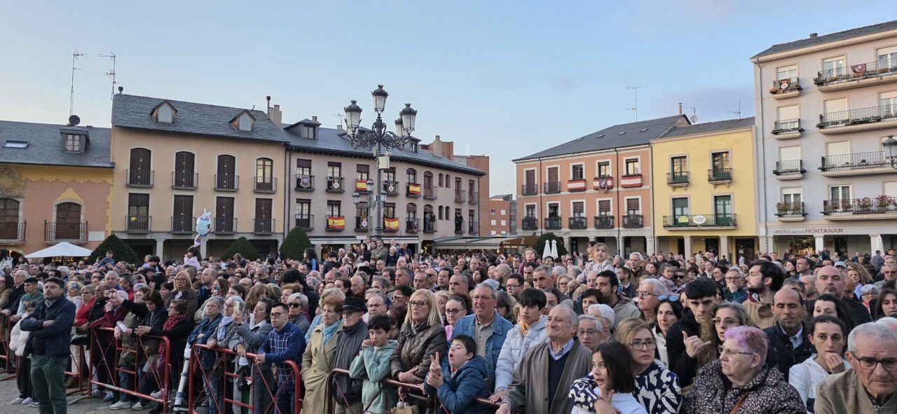 Multitud de personas en la procesión de la Santa Cena en la plaza