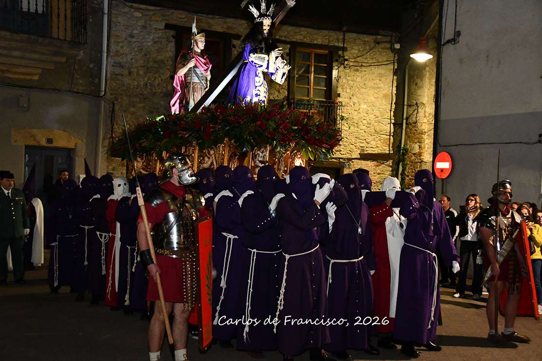 Cofrades y penitentes en la Procesión del Santo Entierro en Cacabelos