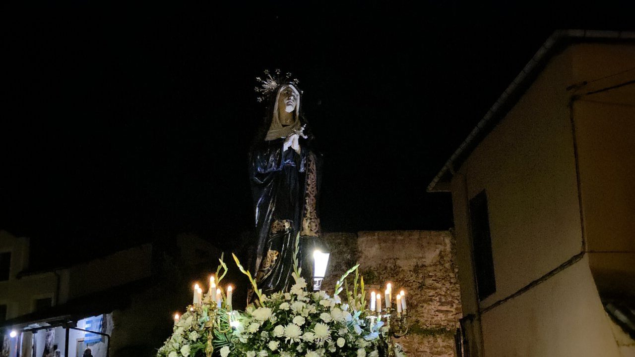 Estatua de la Virgen en la procesión de Semana Santa en Ponferrada